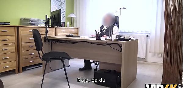 VIP4K. Hottie ist bereit für schmutzigen Sex, um Steuern für ein Bild zu zahlen